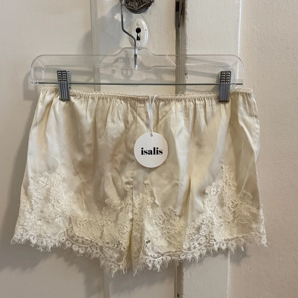 Luxurious Cream Lace Women's Sleep Shorts - Picture 3 of 4